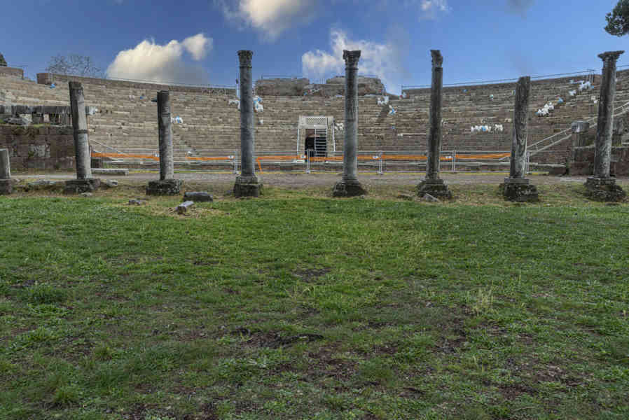 Italia - Ostia 35 - parque arqueológico de Ostia Antica - Teatro Romano.jpg